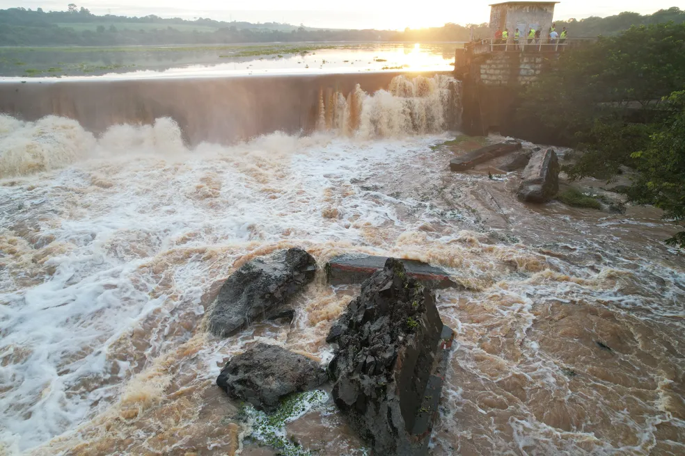 Cosmópolis suspende aulas após rompimento da represa