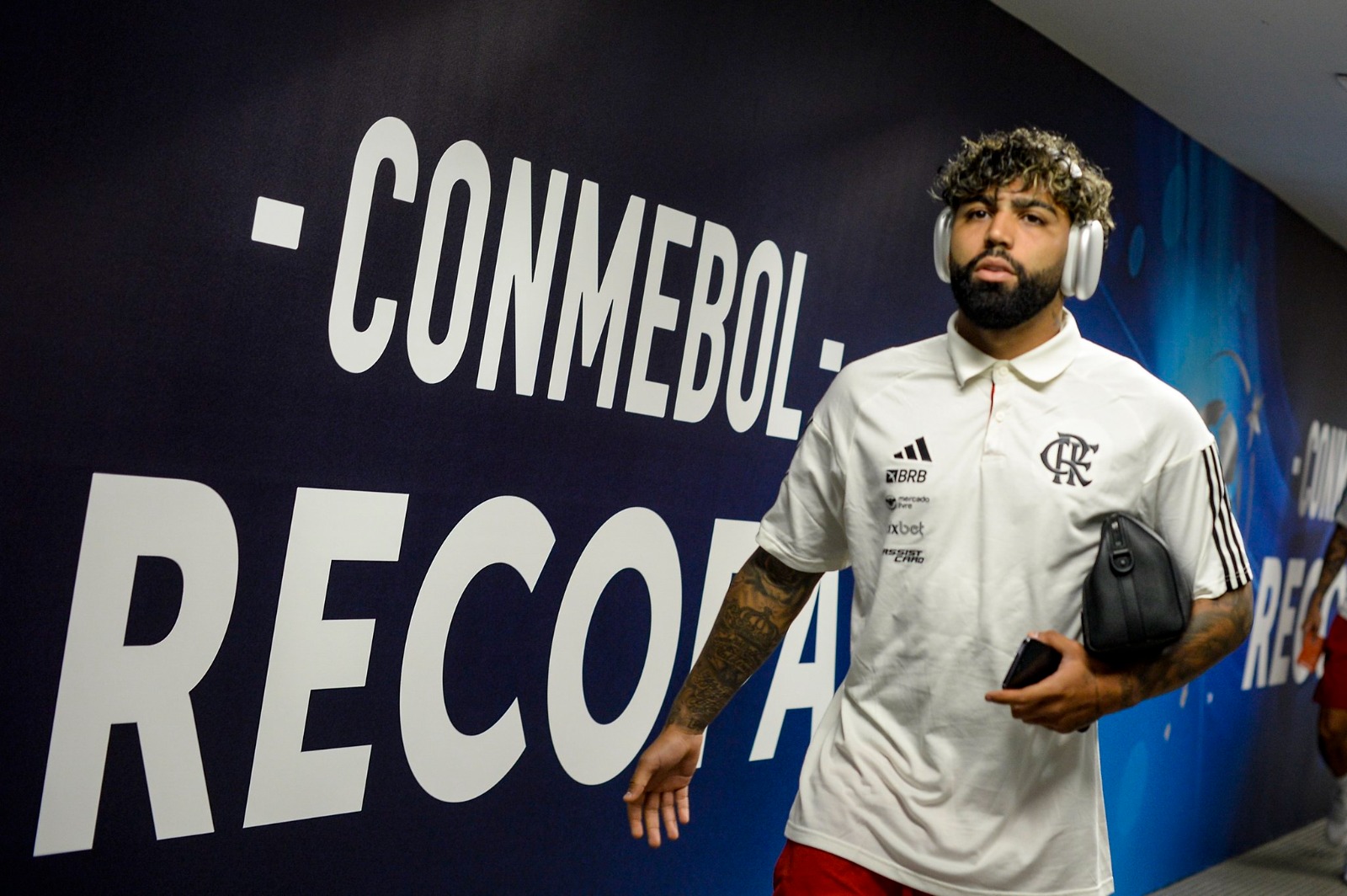 Gabigol fala em juntar os cacos no Flamengo após vice
