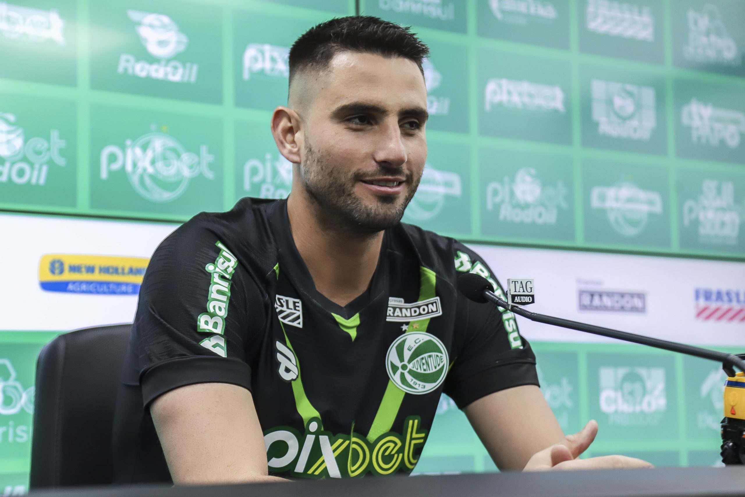 Guarani negocia com goleiro Pegorari para disputa da Série B