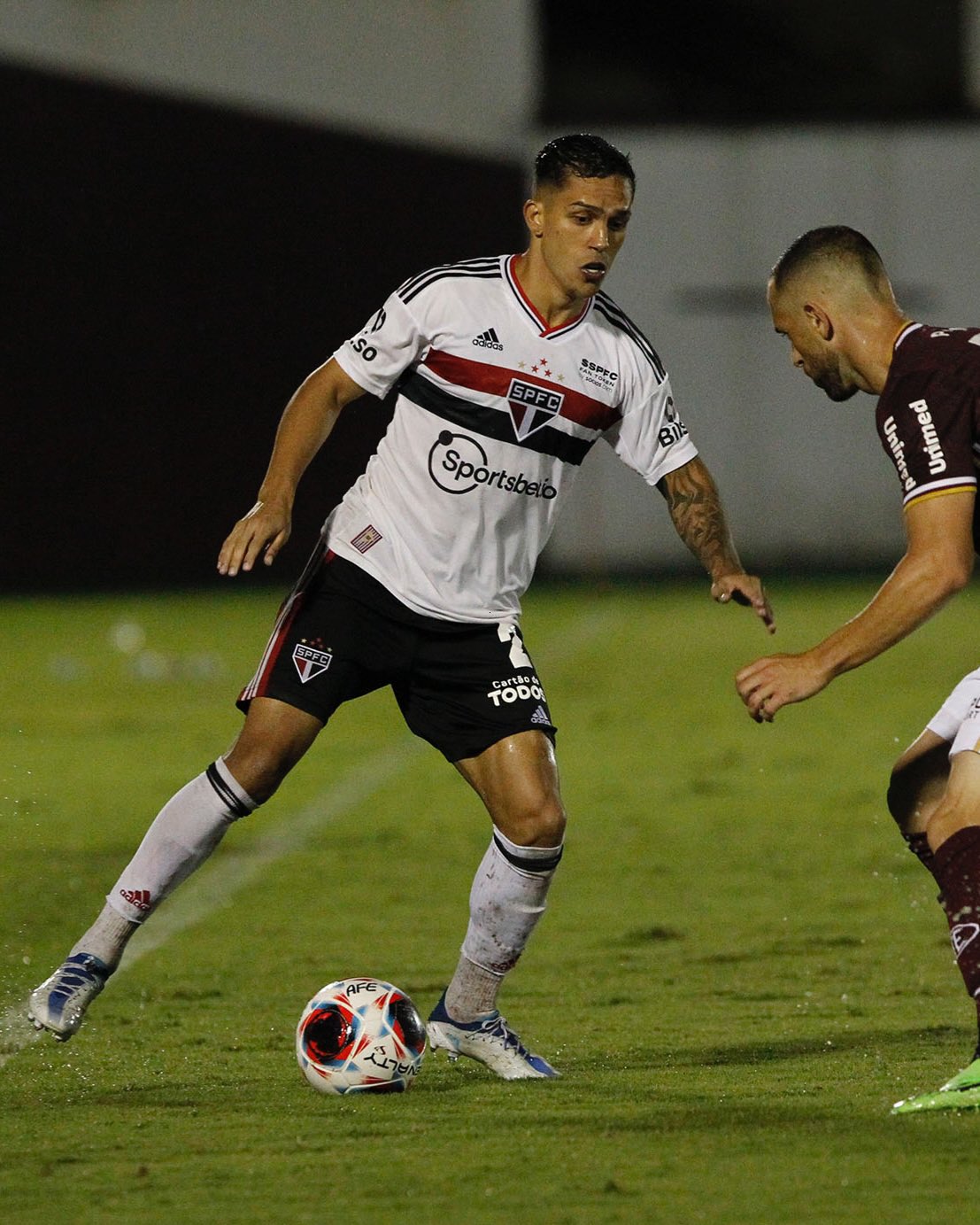 Lateral Igor Vinícius passa por cirurgia no São Paulo