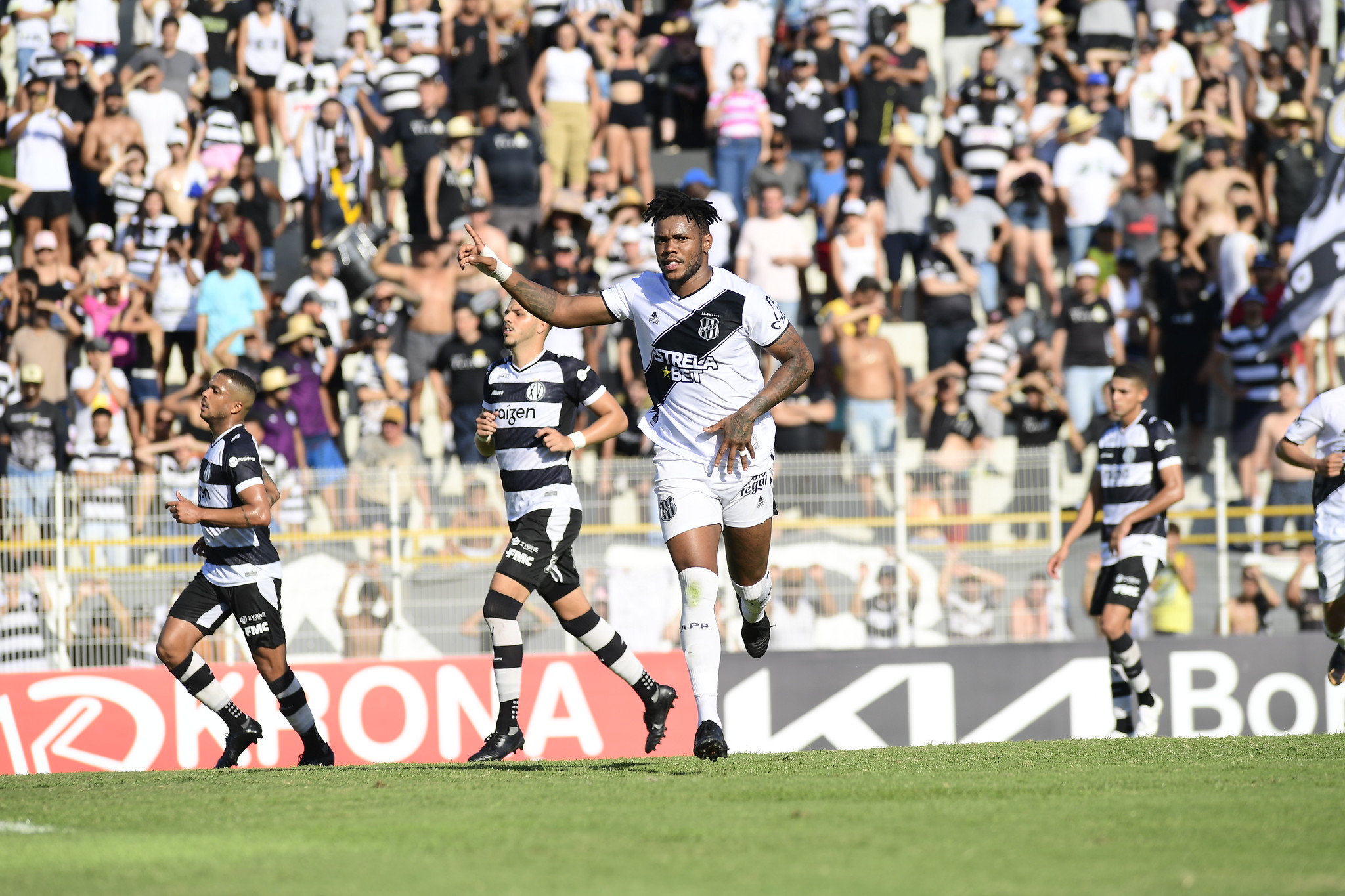 Matheus Jesus celebra números com a camisa da Ponte e afirma “Jogar no Majestoso é mágico”