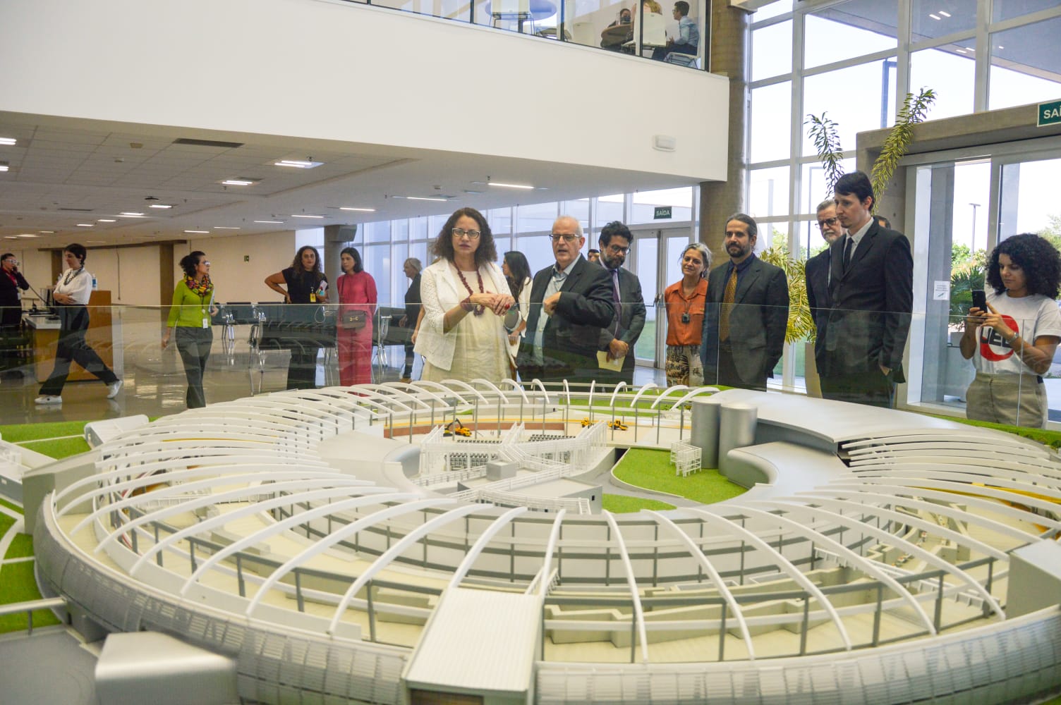 Ministra promete destinar ao Sirius verba que foi retida no ano passado