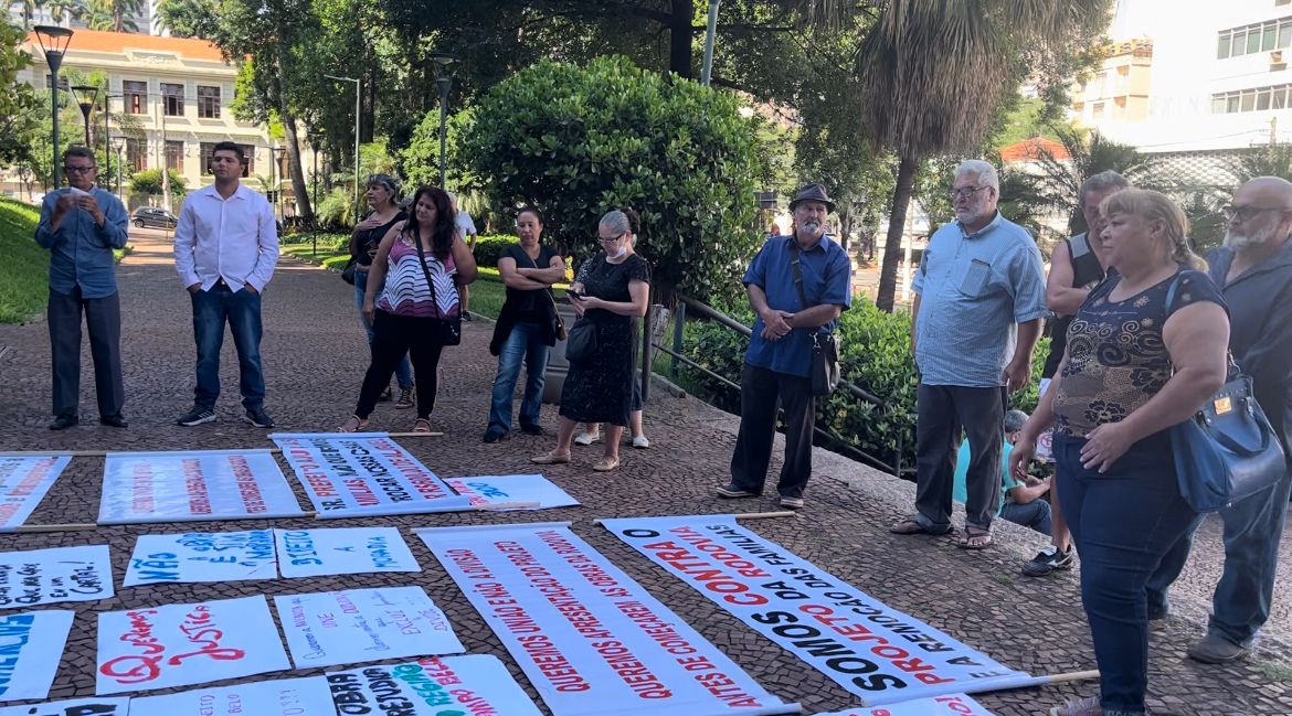 Moradores do Campo Belo protestam contra duplicação da Miguel Melhado