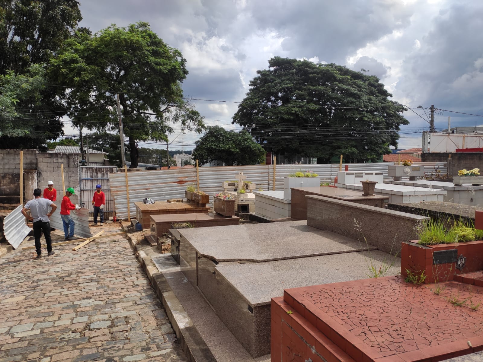 Começa reconstrução do muro do Cemitério da Saudade