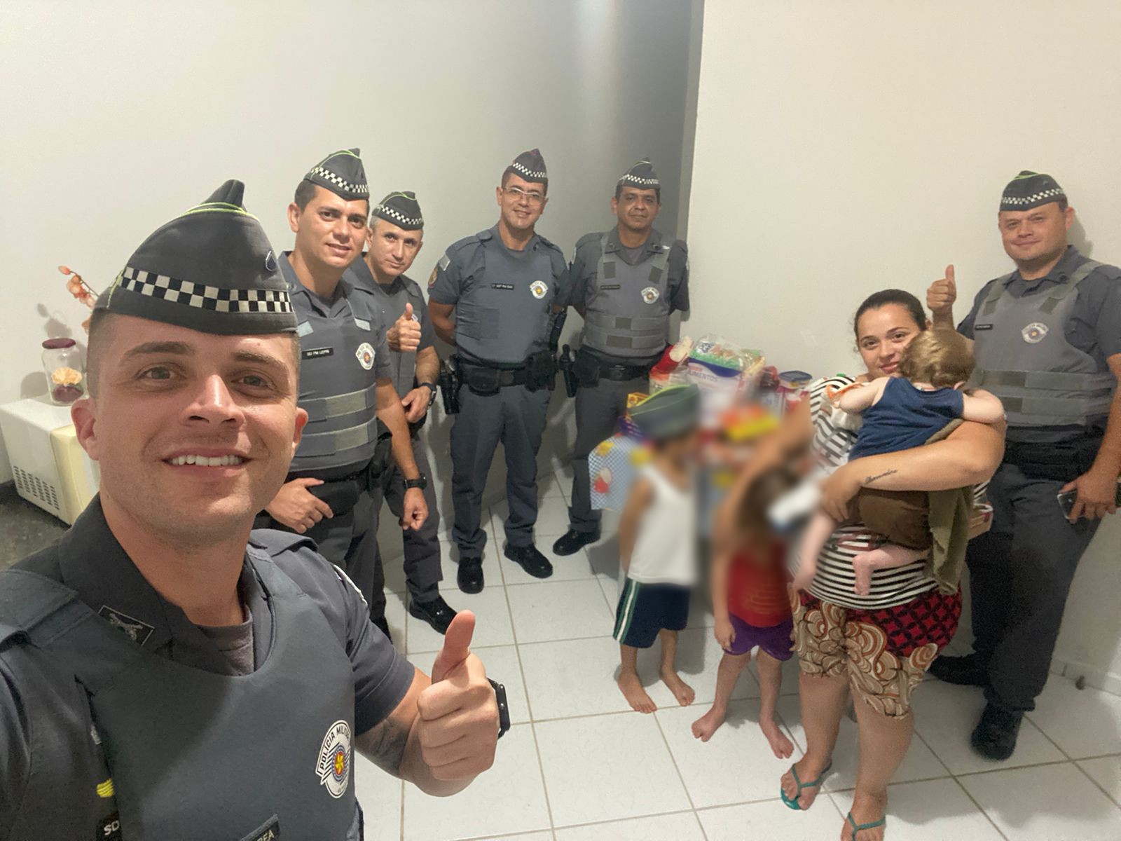 Policiais Militares fazem vaquinha para levar comida para uma casa em Mogi Guaçu
