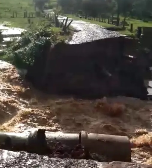 Ponte construída recentemente em Rio das Pedras desaba