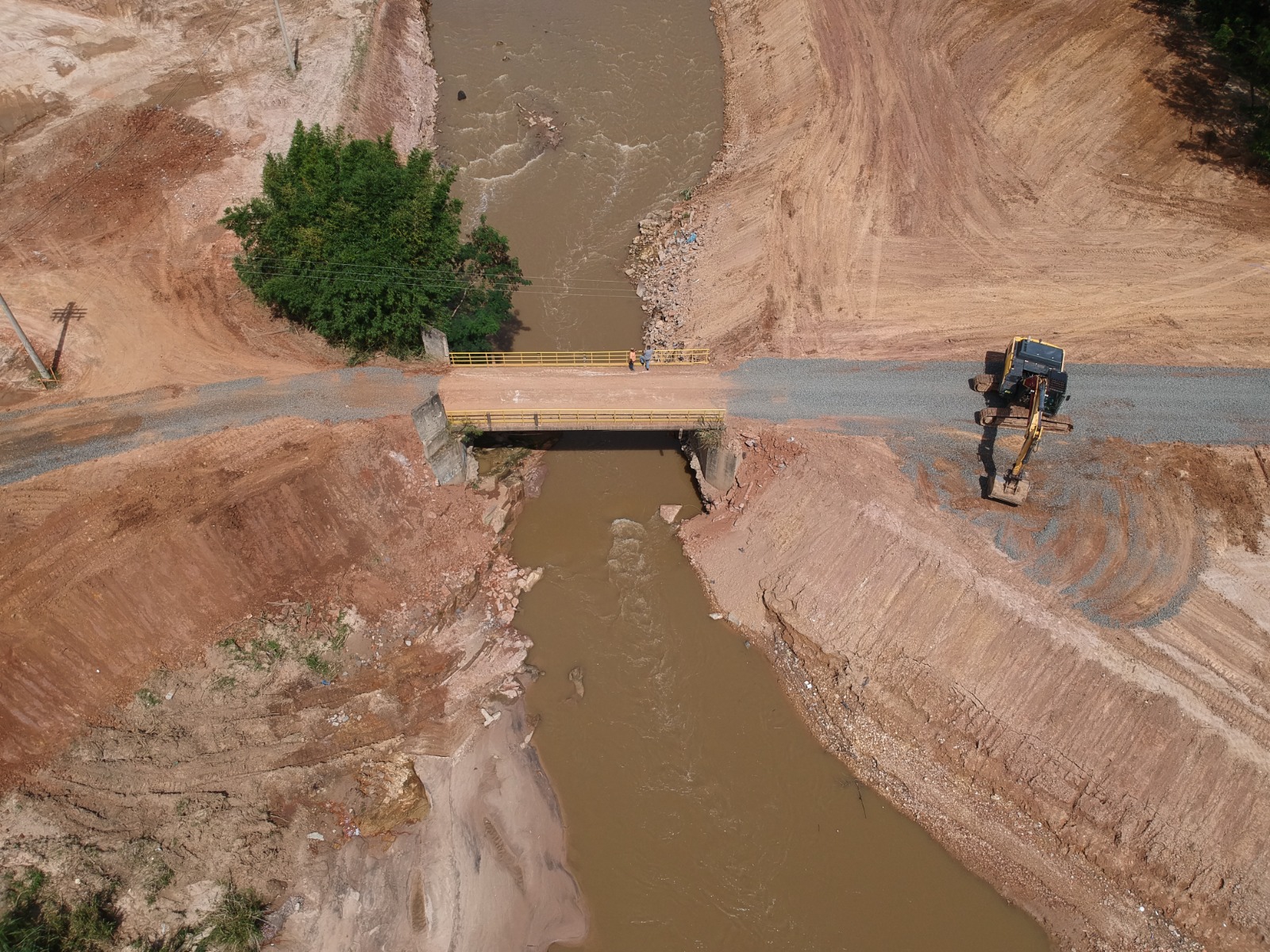 Ponte que caiu no Pq. Itajaí é concluída e moradores não estão mais ilhados