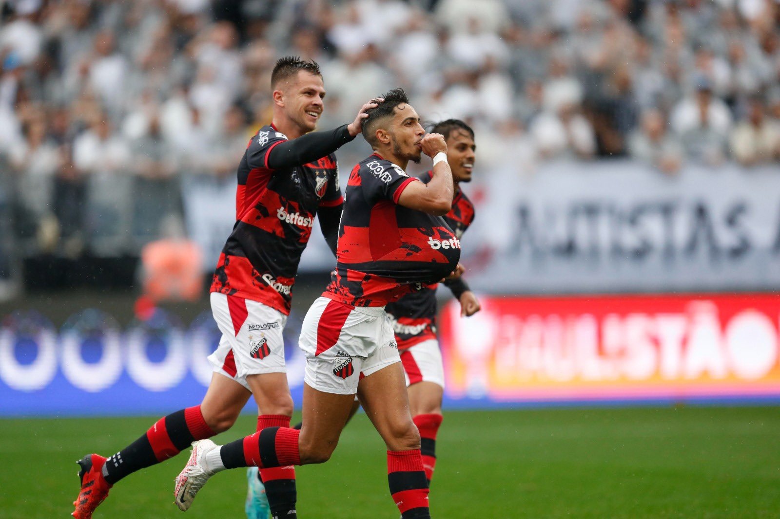 São Paulo está próximo de acertar com carrasco do Corinthians
