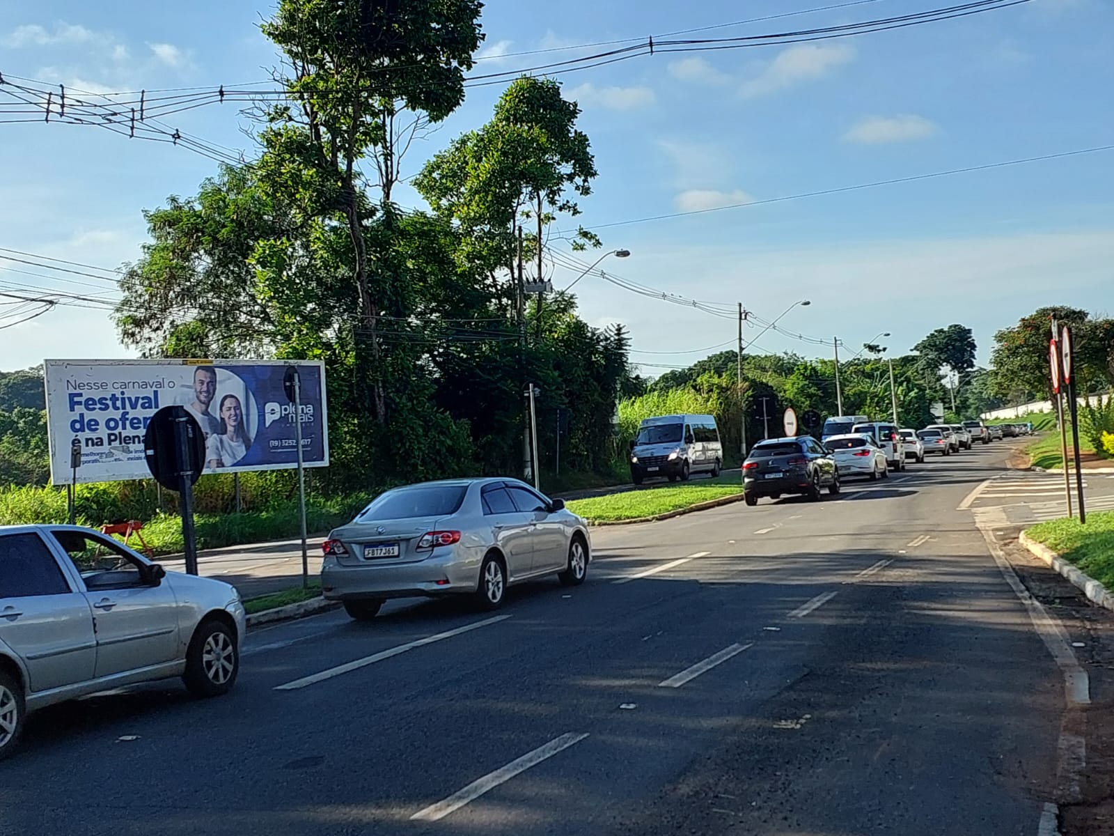 Sem ponte, tráfego intenso na Estrada da Rhodia prejudica motoristas e pedestres