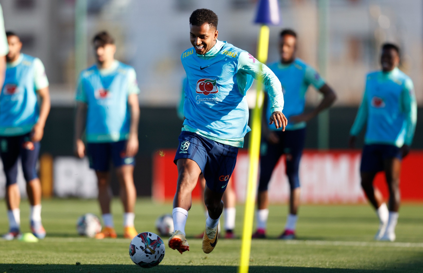 Técnico Ramon Menezes testa Rodrygo como centroavante na Seleção Brasileira