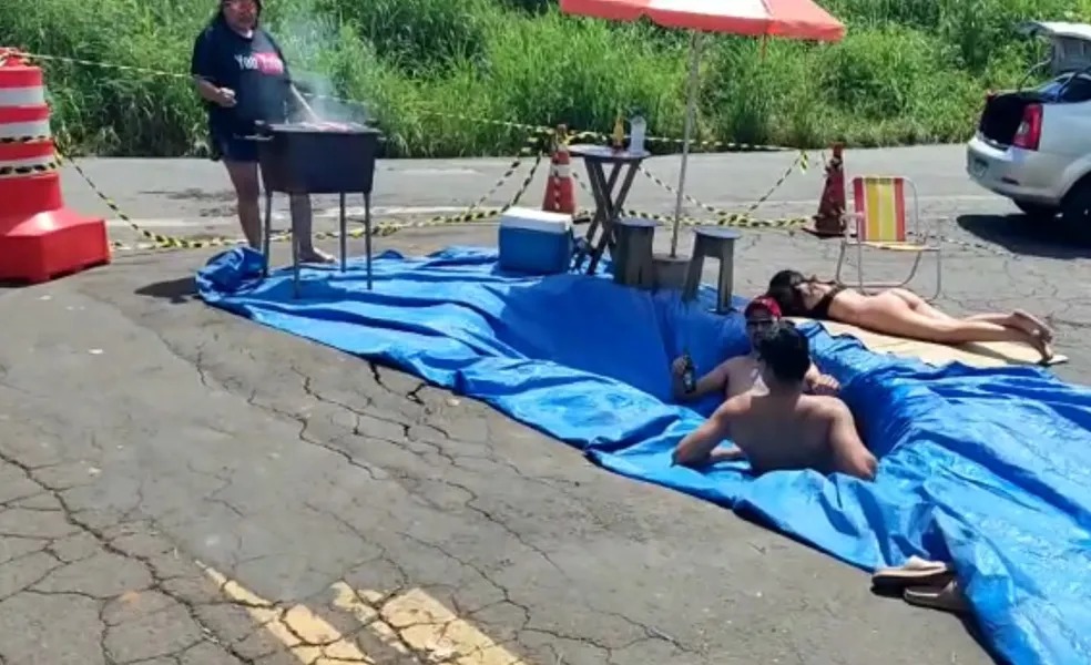 Morador usa cratera aberta como piscina em rua de Piracicaba