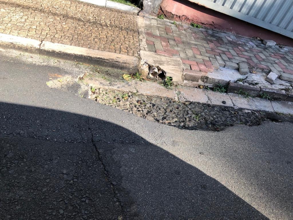 Buraco em rua do Cambuí atrapalha cotidiano dos moradores