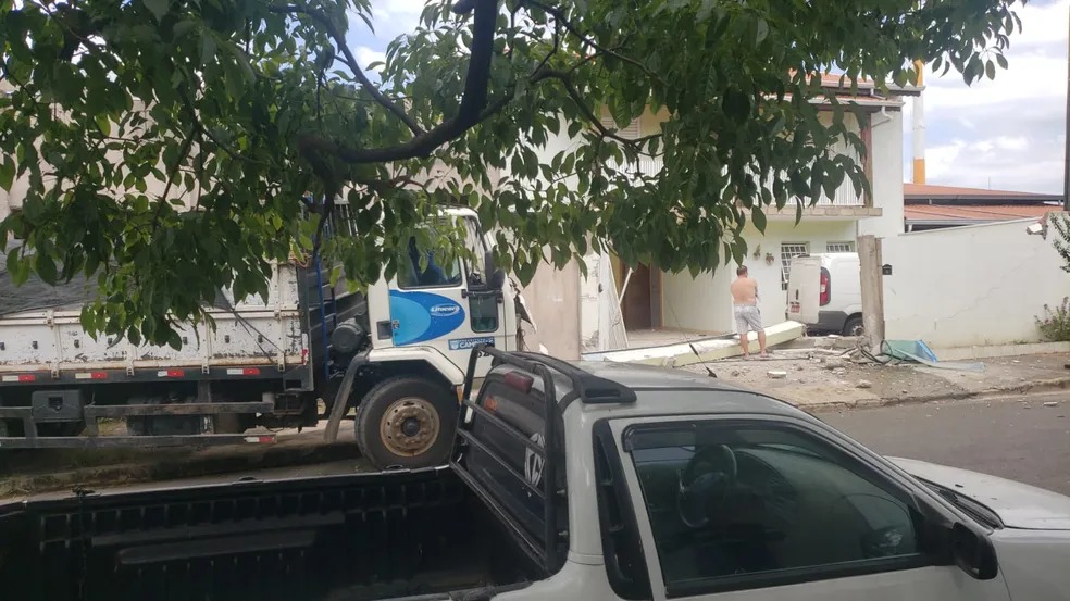 Caminhão destrói parte de muro de casa no São Martinho, em Campinas; veja o vídeo