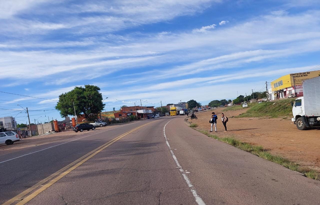 Construções irregulares e obras dificultam rotina de motoristas que passam pela Miguel Melhado