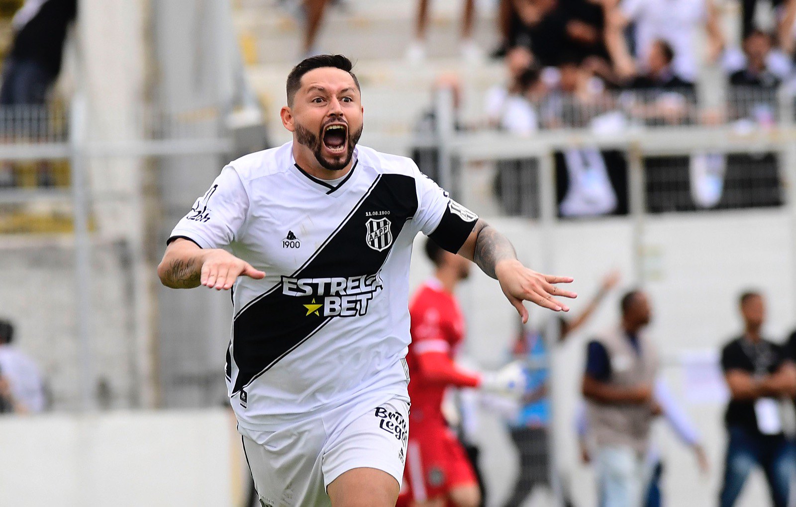 Elvis celebra título e agradece carinho dos torcedores: “Desde quando eu cheguei a torcida da Ponte Preta me abraçou”