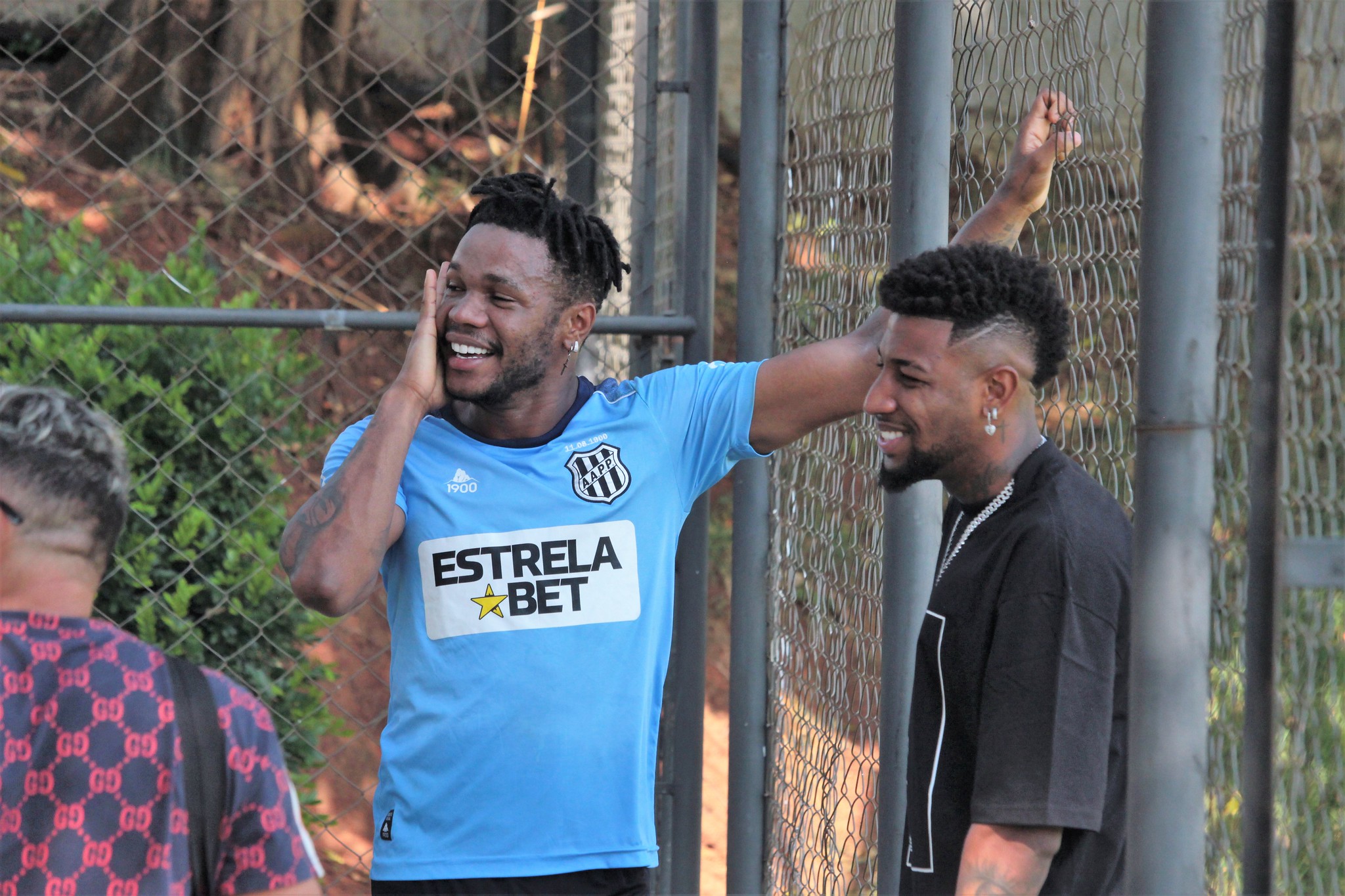 Formado na base do clube, Emerson Royal marca presença em treino da Ponte Preta