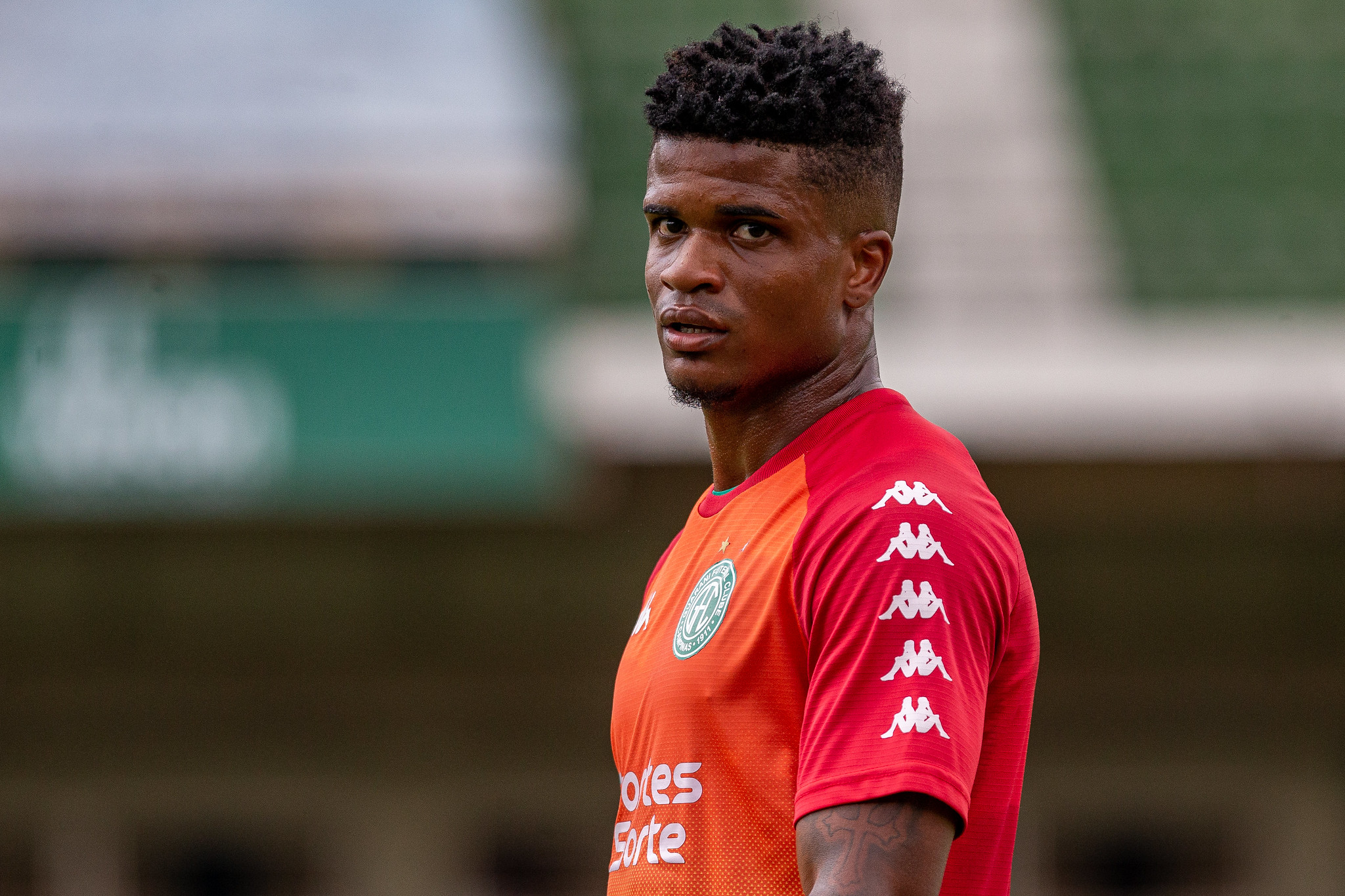 Jamerson chega em Curitiba, nega preferência pelo São Paulo e elogia projeto do Coxa