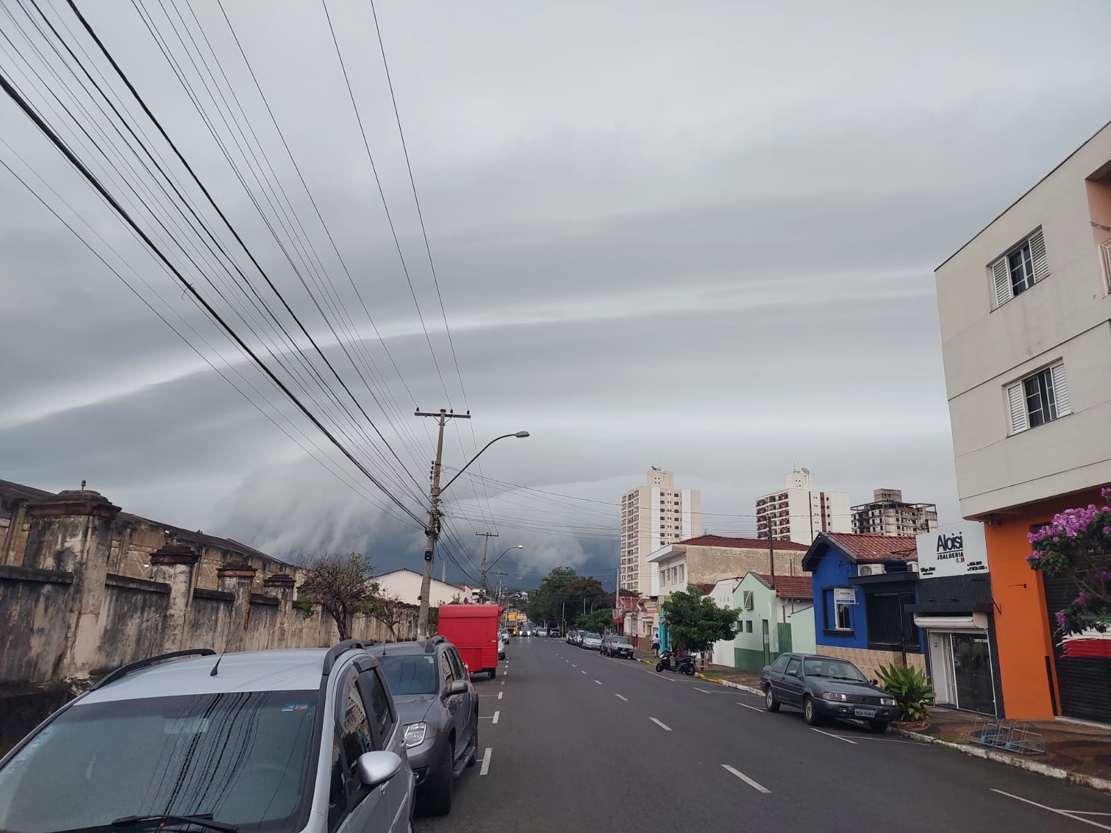 Nuvem “estranha” chama atenção de moradores; OUÇA e entenda o que é