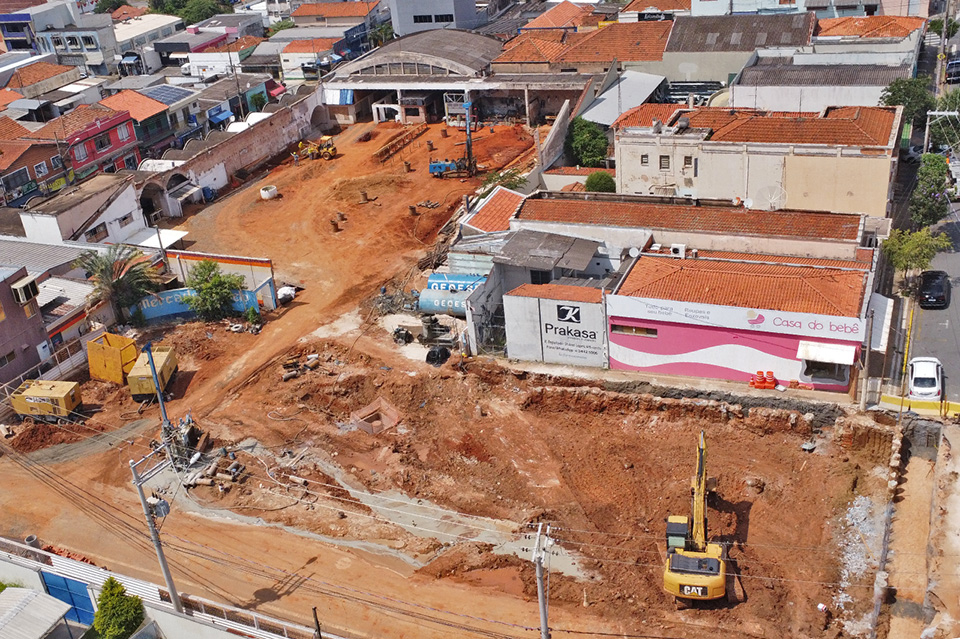 Obra de recuperação da galeria de água no Mercadão de Limeira continua
