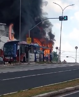 Ônibus pega fogo na Avenida John Boyd Dunlop