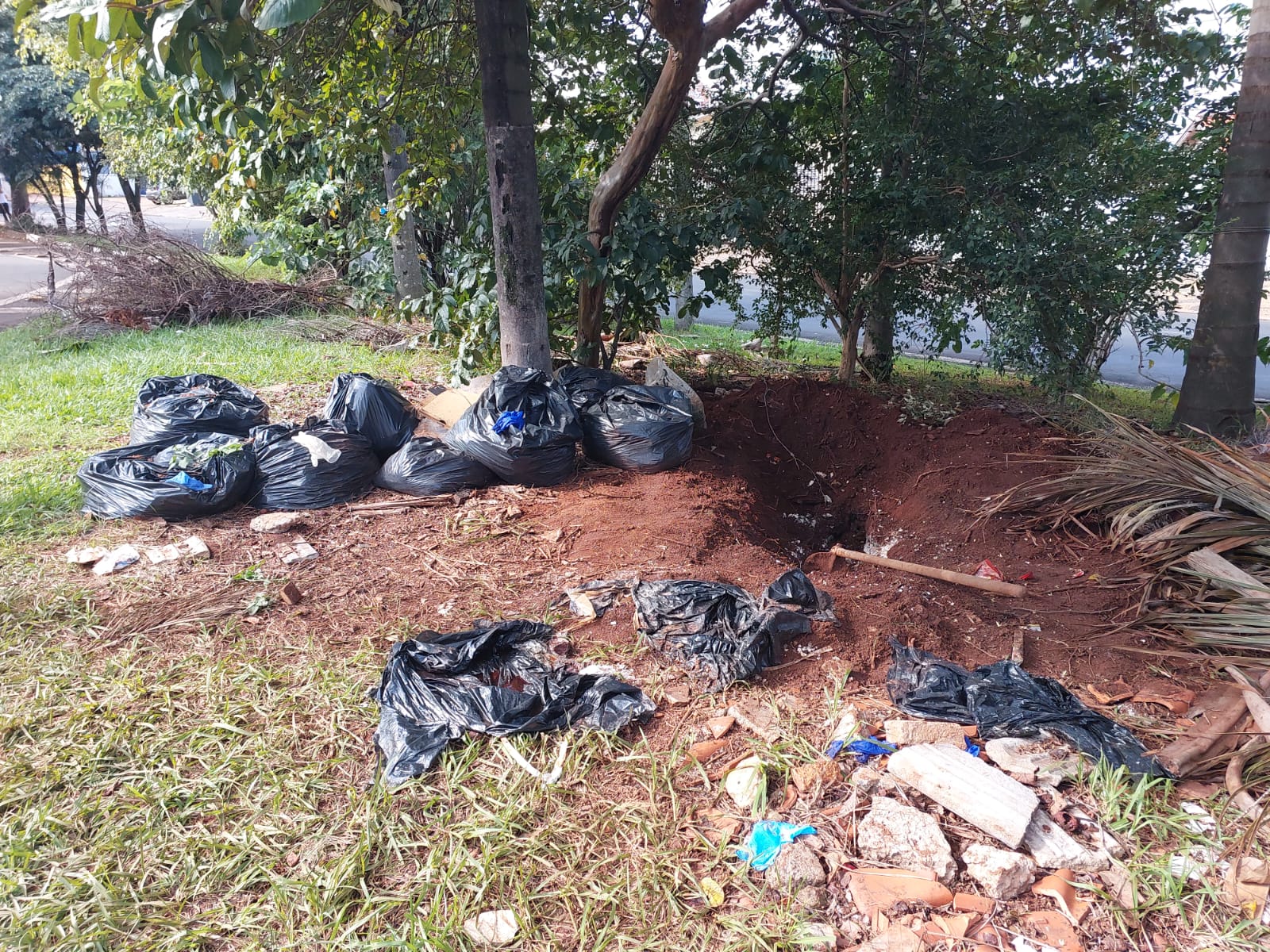 Polícia pede prisão de comerciante acusado de matar e enterrar vítima em praça