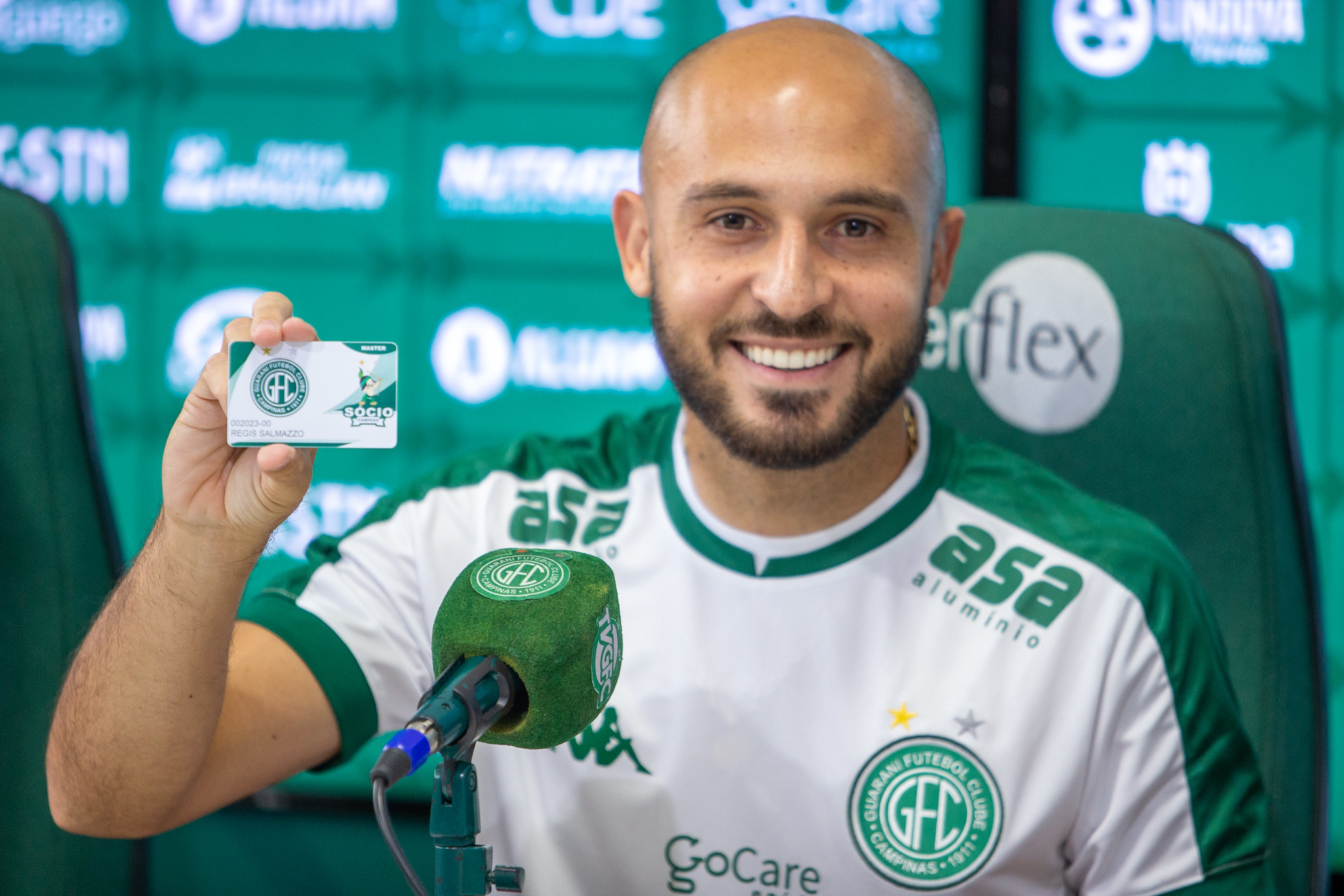 Régis é apresentado no Guarani: “É um prazer enorme vestir essa camisa novamente”