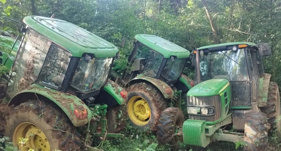 Tratores furtados de fazenda são localizados em Rio das Pedras