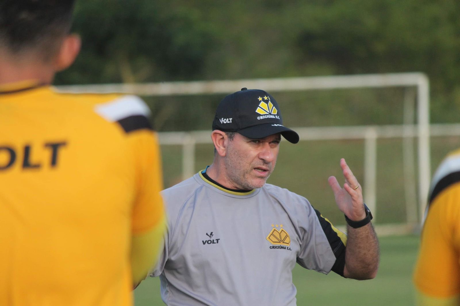 Técnico Cláudio Tencati deve repetir a formação do Criciúma nesta noite em Campinas