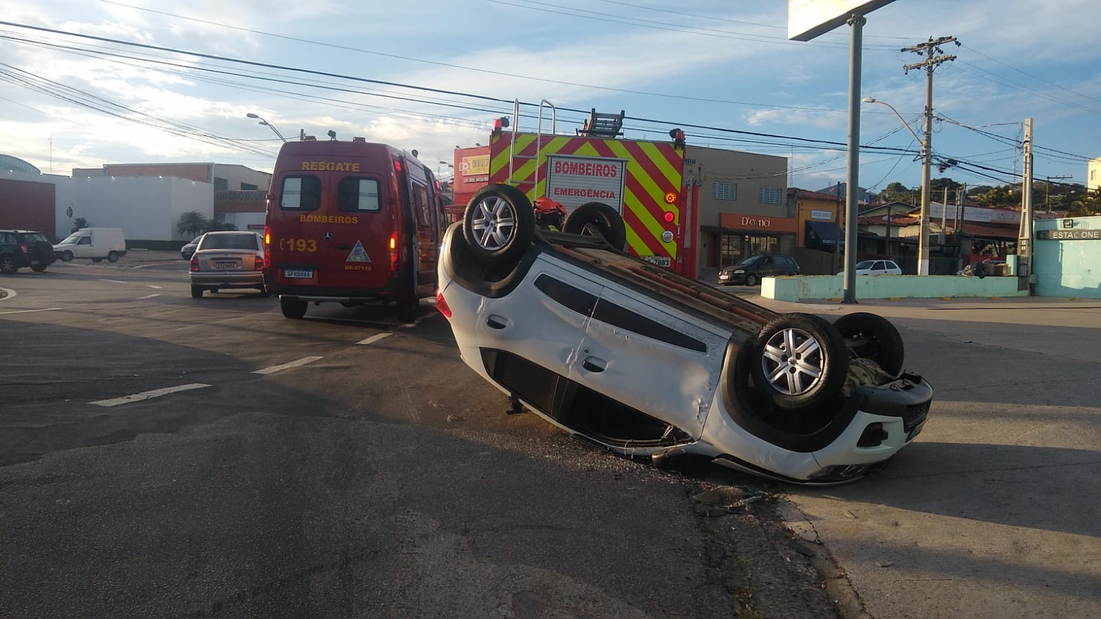 Motorista capota carro em acidente no “Balão da Abolição”, no Swift