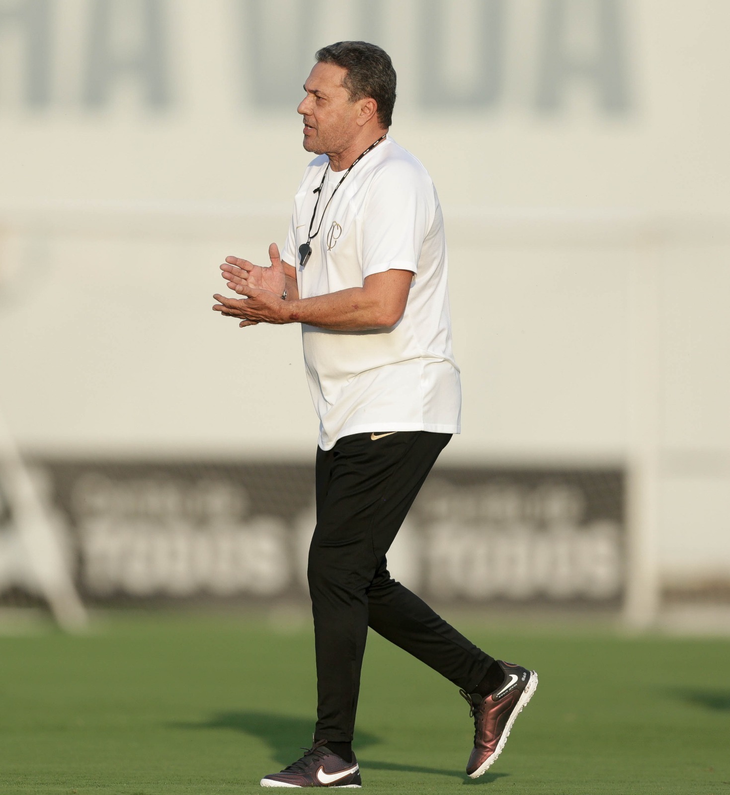 Após derrota em BH, Luxemburgo adota o otimismo e crê na reação do Corinthians