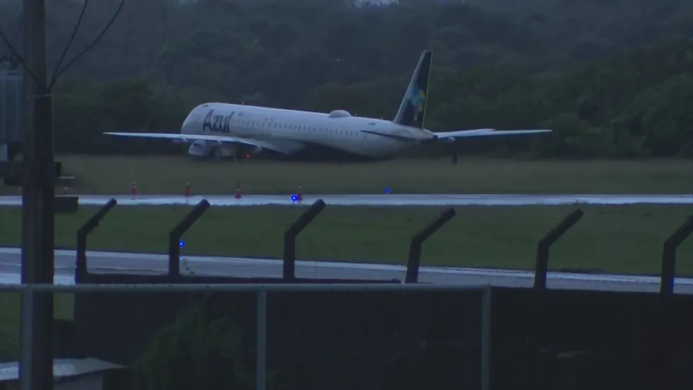 Avião da Azul que ‘derrapou’ no Aeroporto de Salvador é retirado