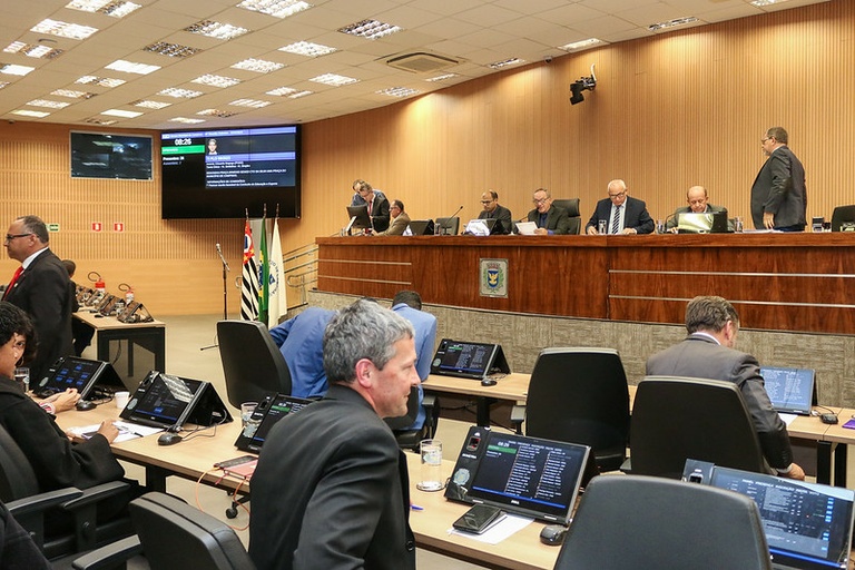 Câmara vota projeto que cria aplicativo de botão do pânico para vítimas de violência doméstica