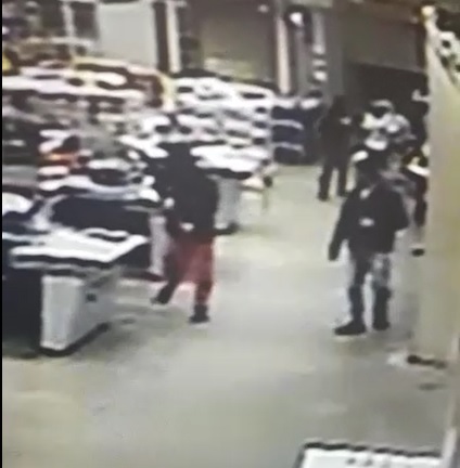 Criminosos invadem atacadista em Limeira e causam pânico em clientes