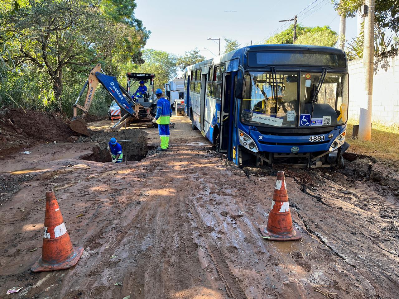 Galeria de água rompe e ônibus afunda em buraco em Campinas 