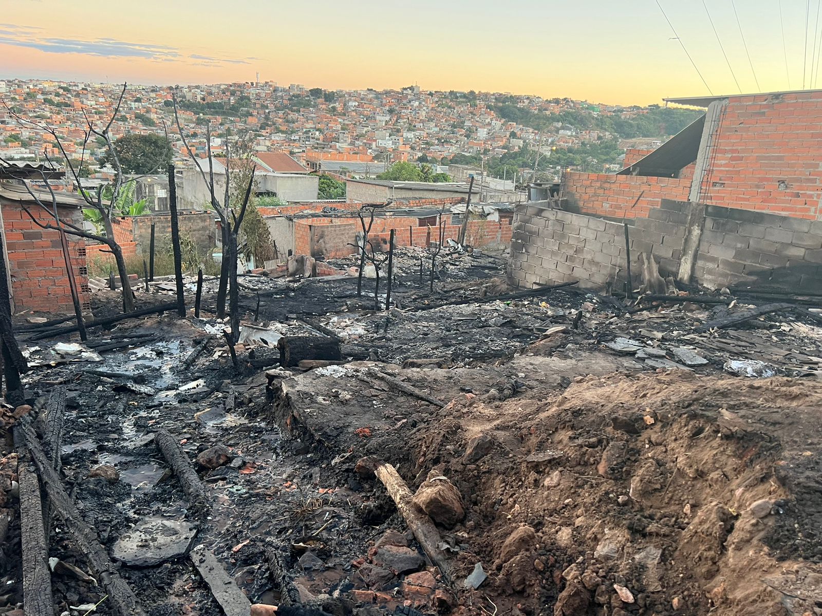 Moradores do Gleba B relatam momentos de tensão durante incêndio