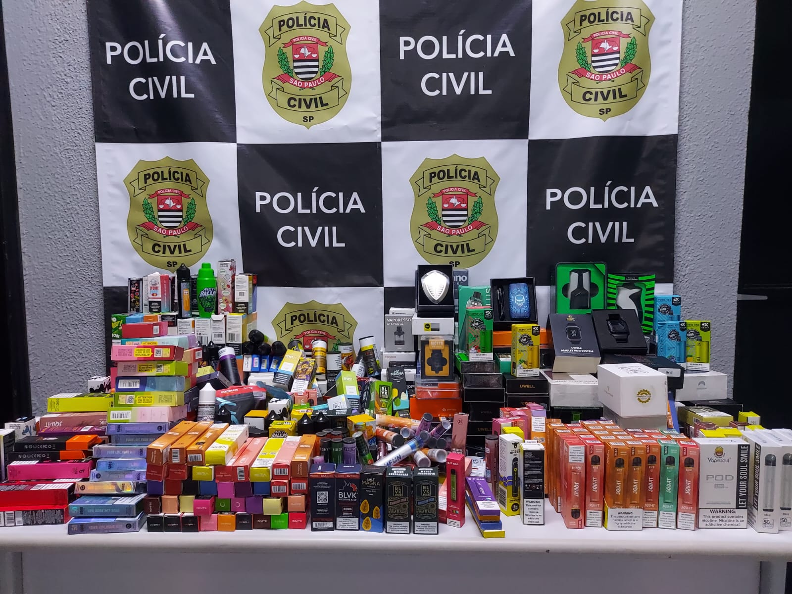 Polícia apreende cigarros eletrônicos e detém funcionário em Campinas