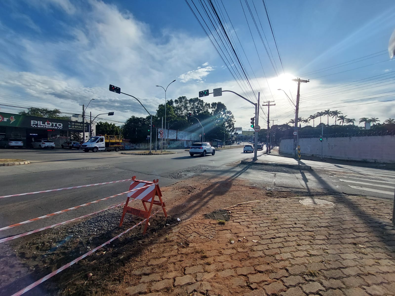 Semáforo no ‘vermelho’ por quase 2 minutos e meio gera reclamações