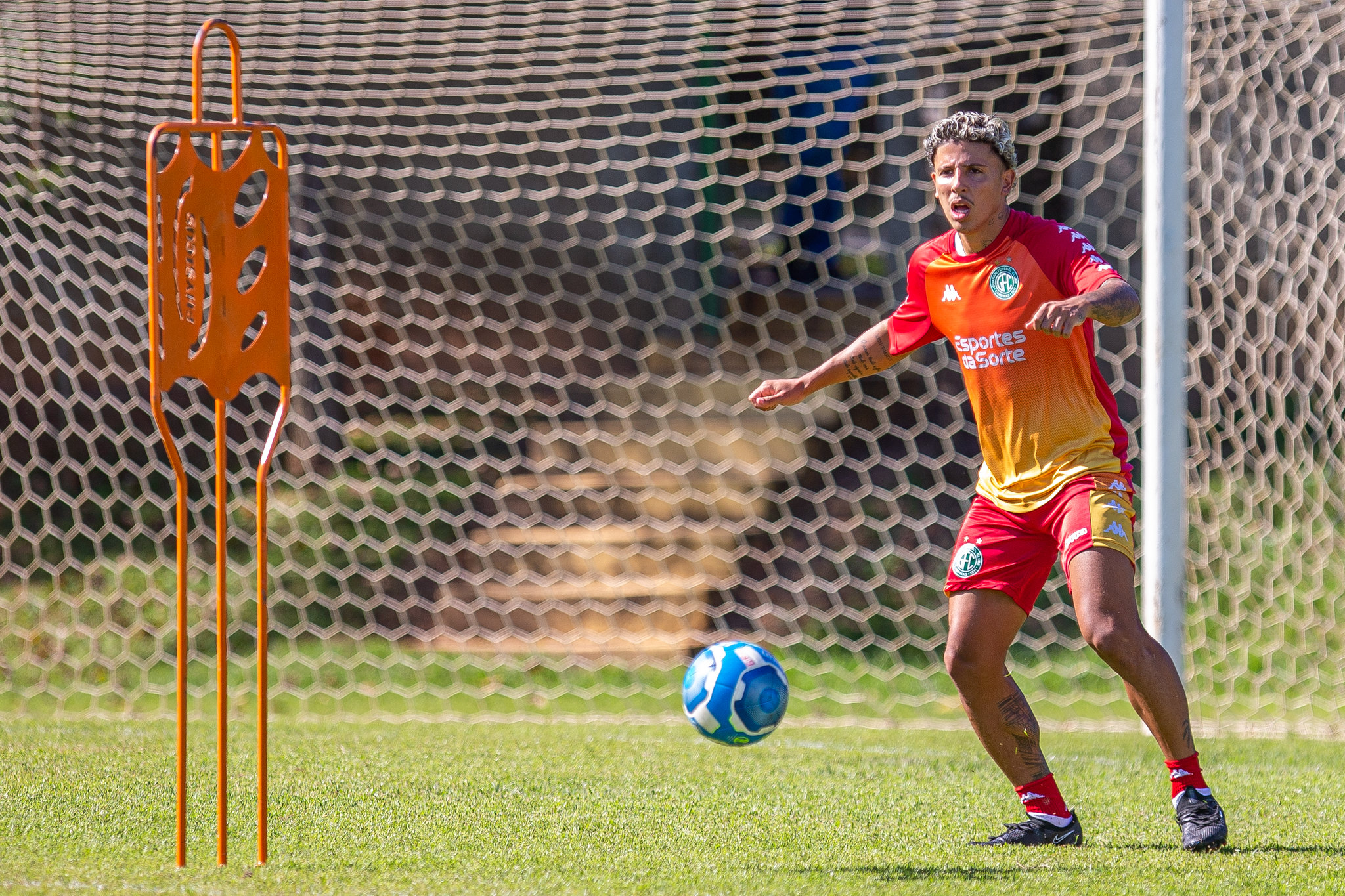 Wenderson recebe terceiro amarelo e desfalca o Guarani contra o Sampaio; Bruno Mendes será reavaliado pelo DM