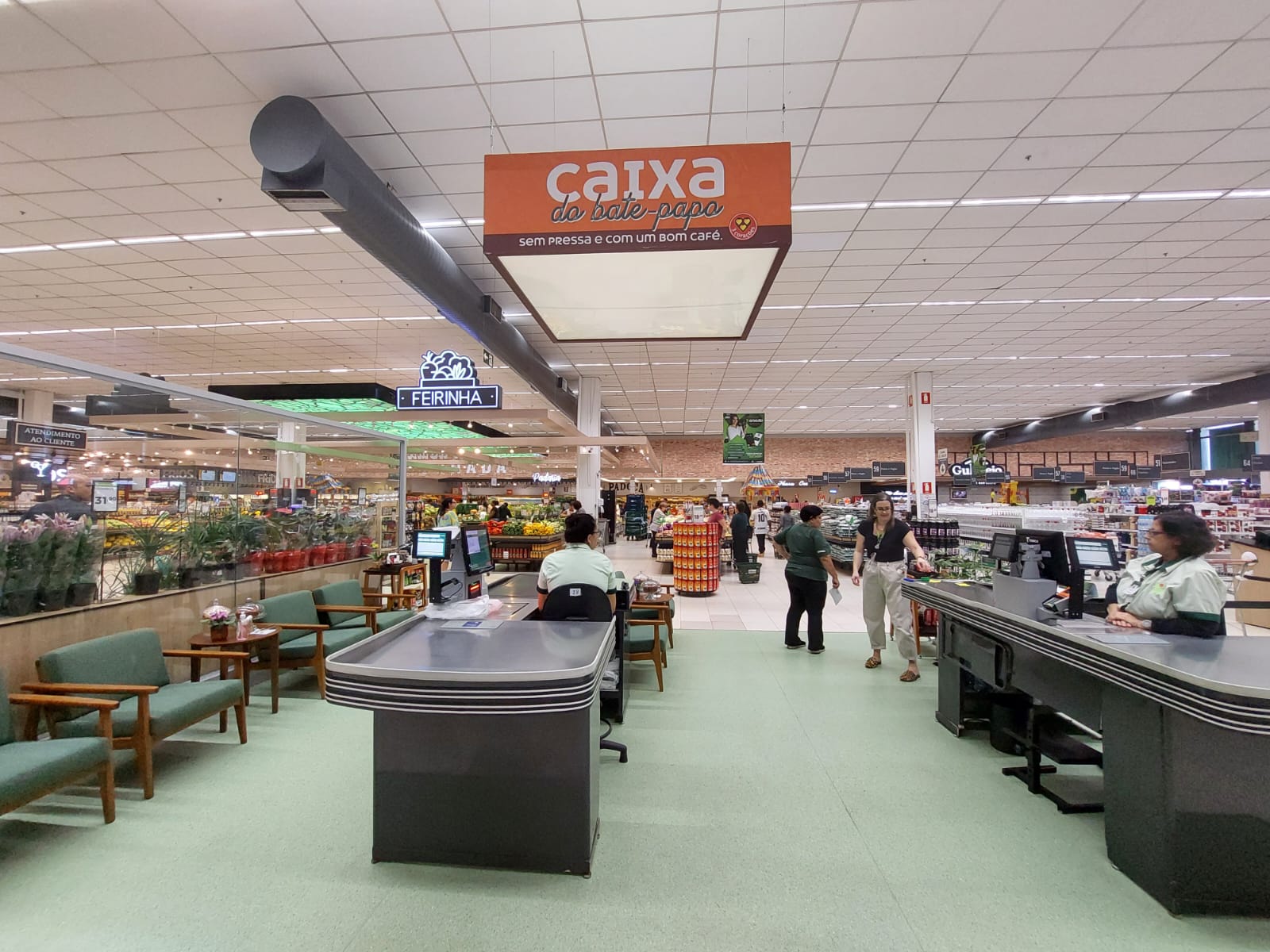 ‘Caixa do bate-papo’ é opção para clientes em mercado de Campinas
