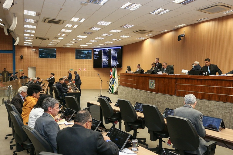 Após pausa, Câmara aprova projeto que prevê pontos públicos de recarga de carros elétricos
