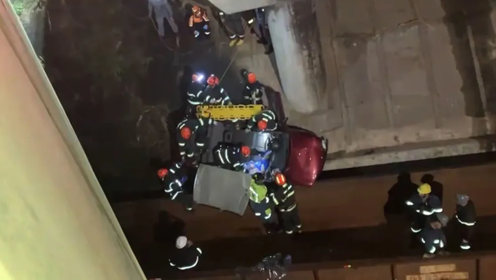Carro despenca de viaduto e colide contra trem em Indaiatuba