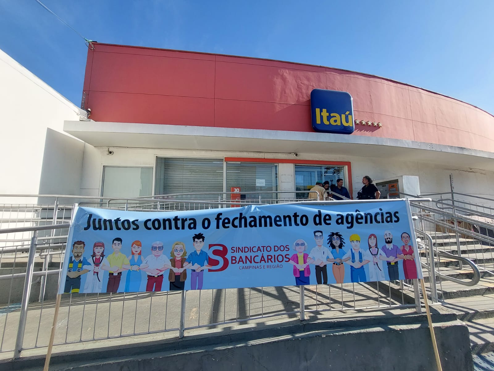 Clientes e sindicato protestam após Itaú fechar agência no Campo Grande