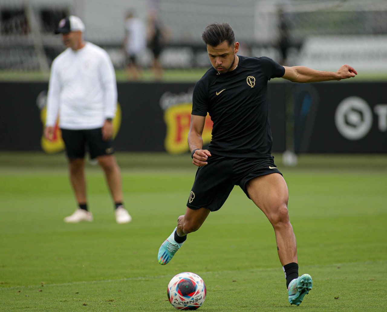 Corinthians vive impasse sobre permanências de Romero e Cantillo