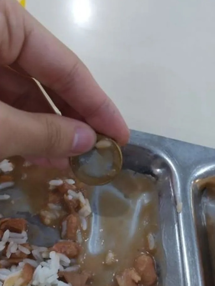 Responsável pelo bandejão da Unicamp nega que moeda estava na comida