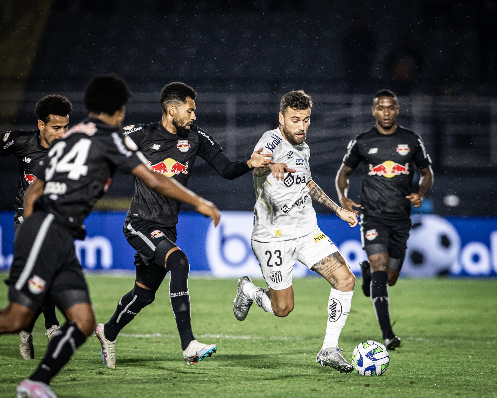 Defesa volta a preocupar técnico Odair Hellmann no Santos