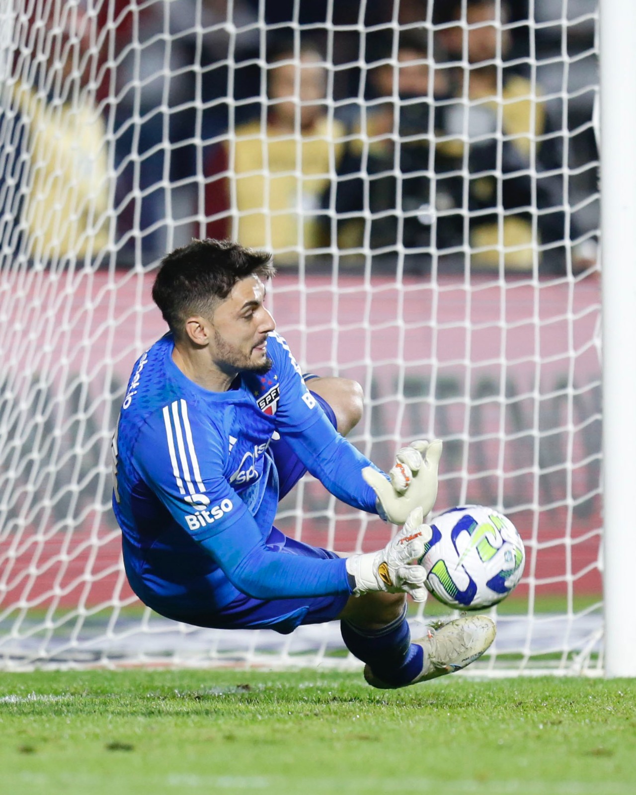 Herói da classificação, goleiro Rafael pede mais atenção no São Paulo