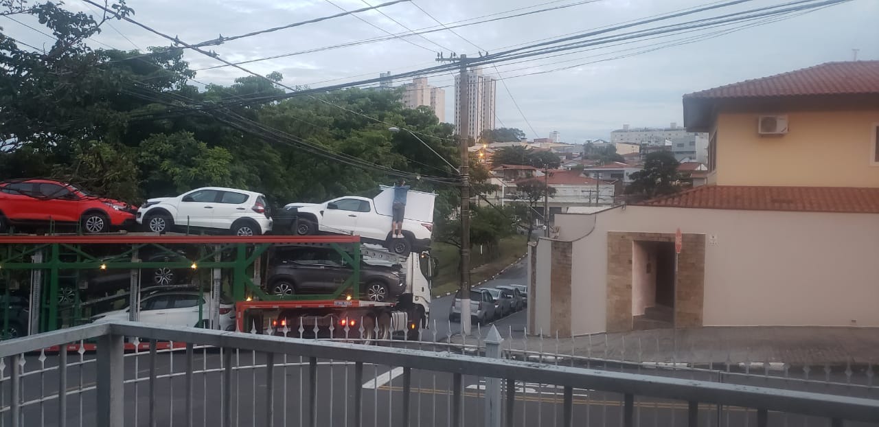 Moradores do Jd. Leonor reclamam de caminhões-cegonha