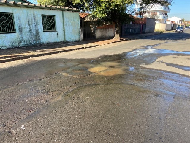 Moradores sofrem com impasse sobre rua que divide municípios