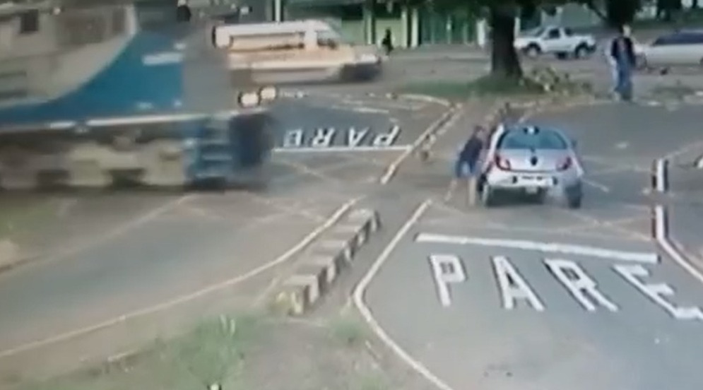 Motorista cruza linha férrea e carro é atingido por locomotiva em Sumaré 