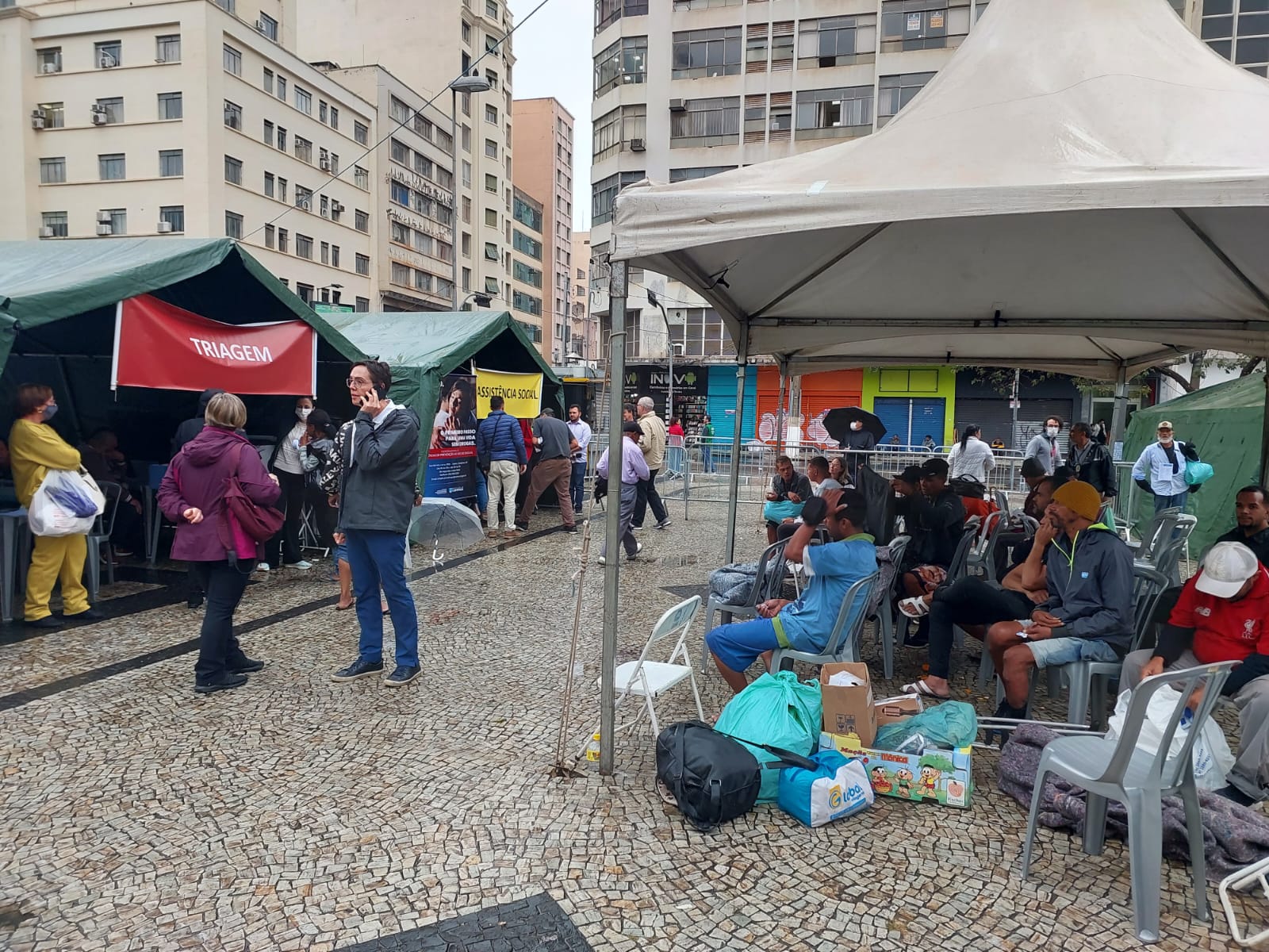 Mutirão atende 400 pessoas em situação de rua no Largo do Rosário